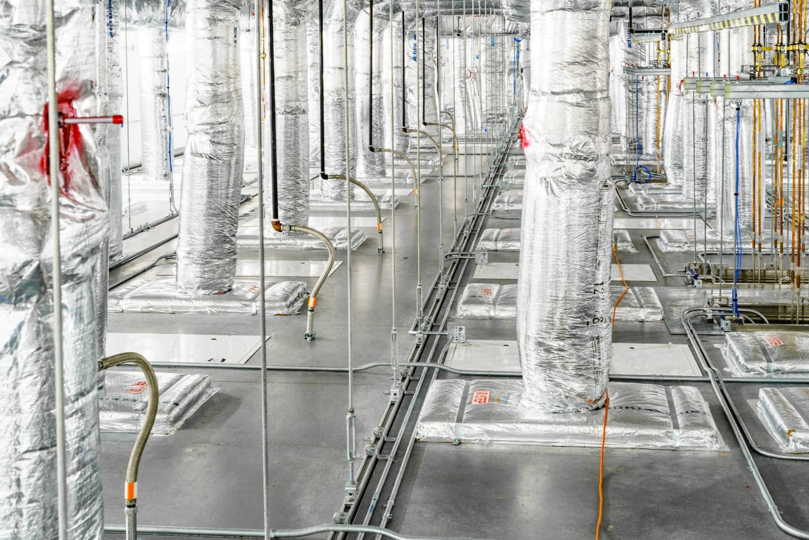 Cleanroom wall and cleanroom ceiling jobsite view